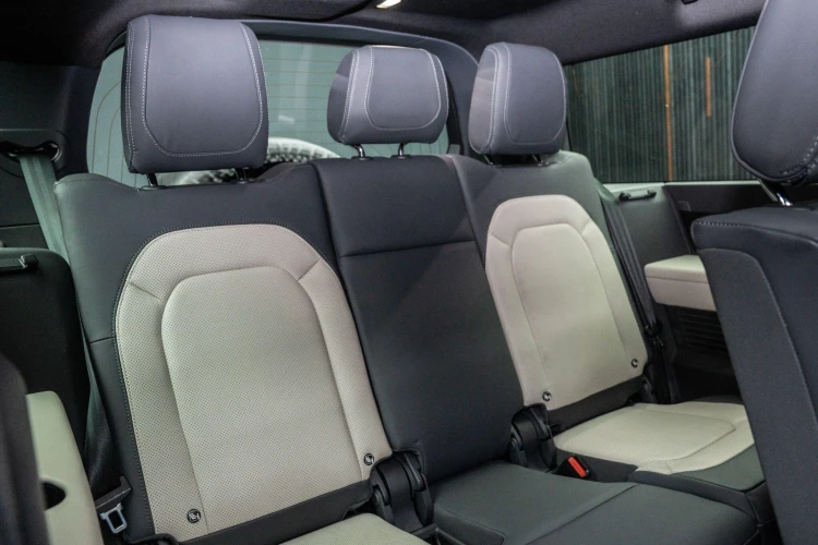 Vehicle Image 16