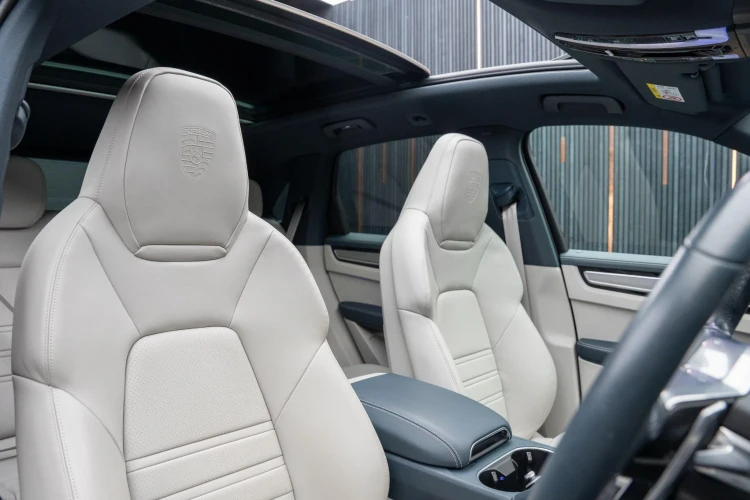 Vehicle Image 12