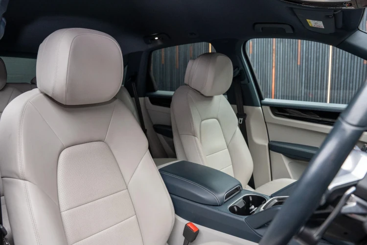 Vehicle Image 12