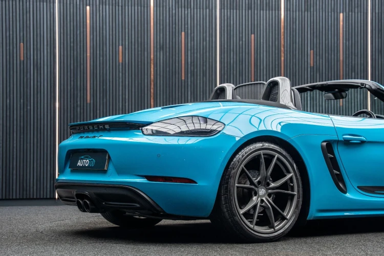 Vehicle Image 25