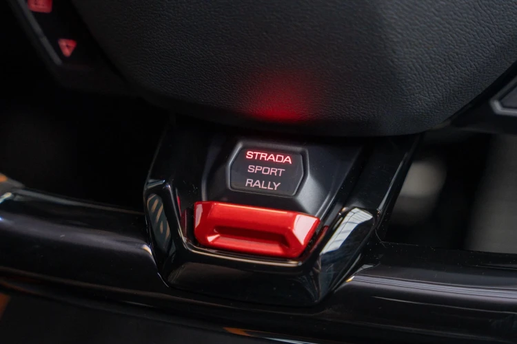 Vehicle Image 25
