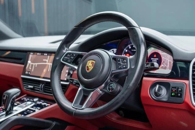 Vehicle Image 12