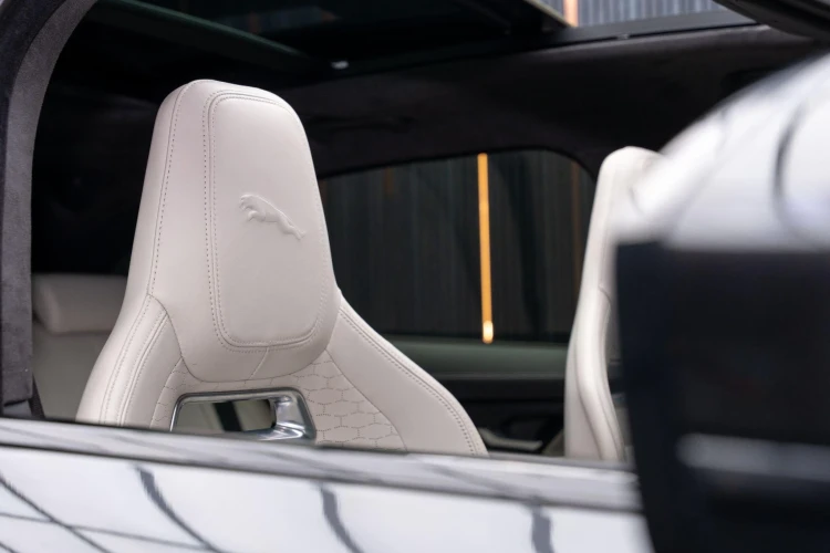 Vehicle Image 32