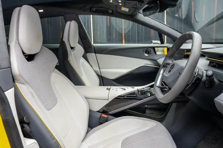 Vehicle Image 12