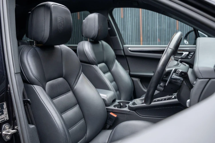 Vehicle Image 12