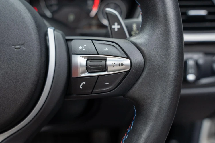 Vehicle Image 32