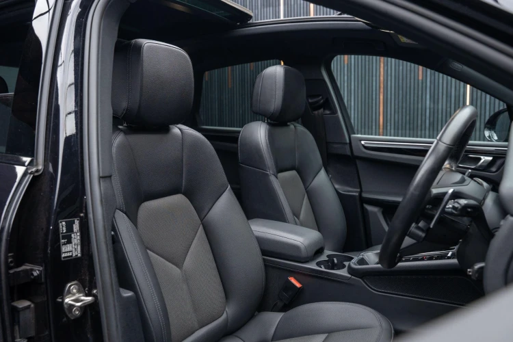 Vehicle Image 12