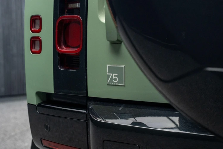 Vehicle Image 25