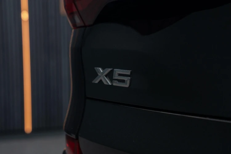 Vehicle Image 25