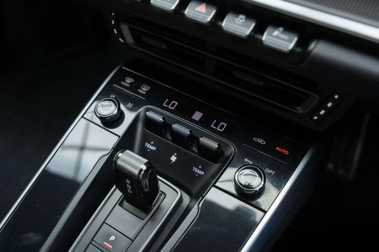 Vehicle Image 32