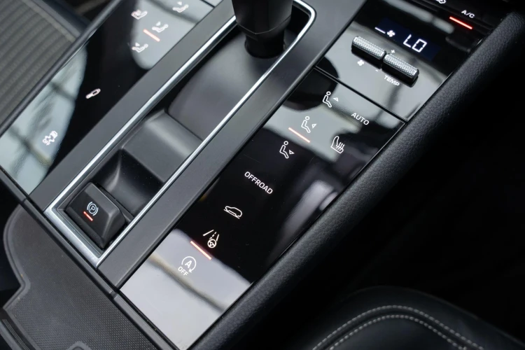 Vehicle Image 32