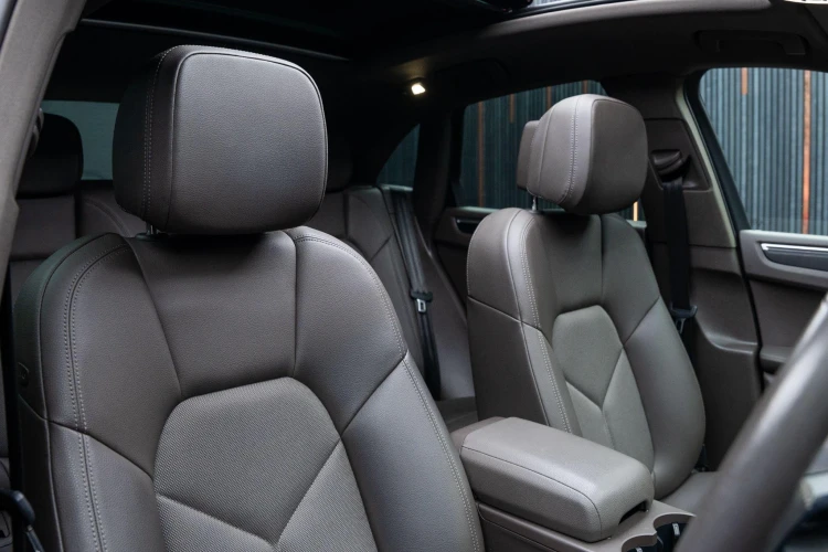 Vehicle Image 12