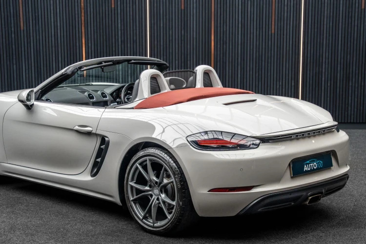 Vehicle Image 21
