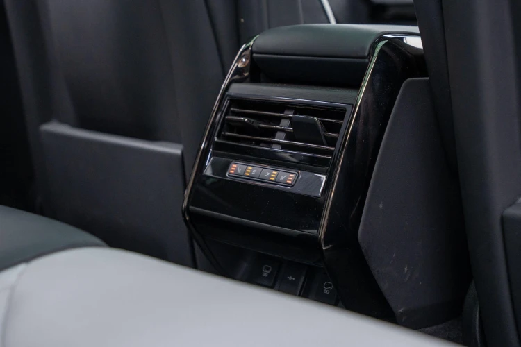 Vehicle Image 37