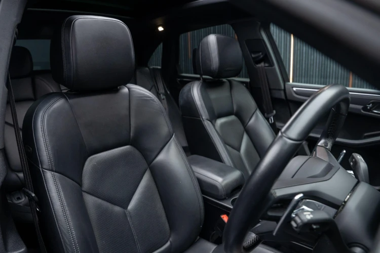 Vehicle Image 12