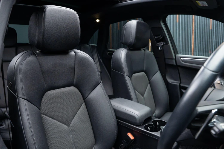 Vehicle Image 12