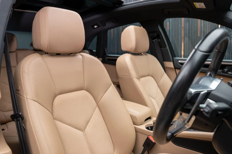 Vehicle Image 12