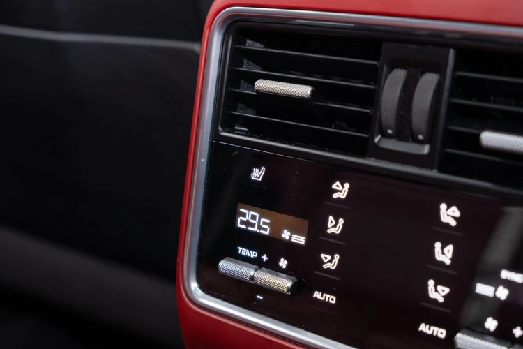 Vehicle Image 35