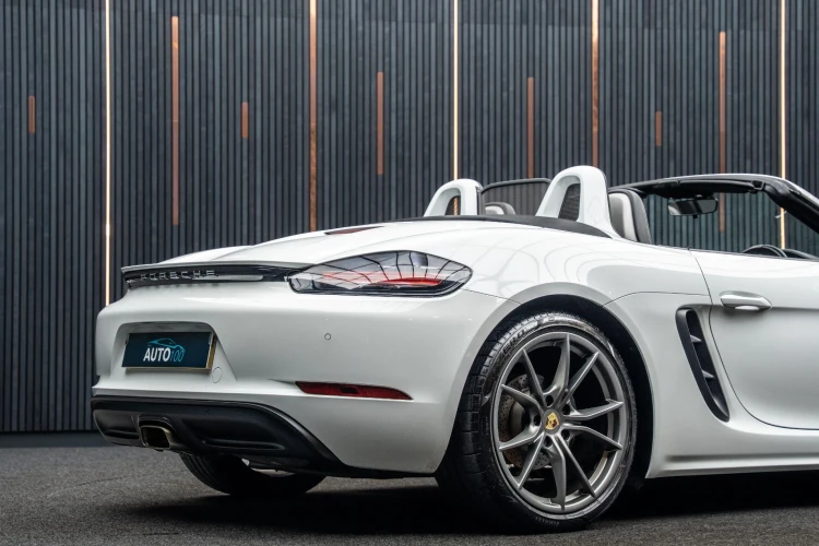 Vehicle Image 25