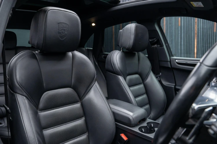 Vehicle Image 12