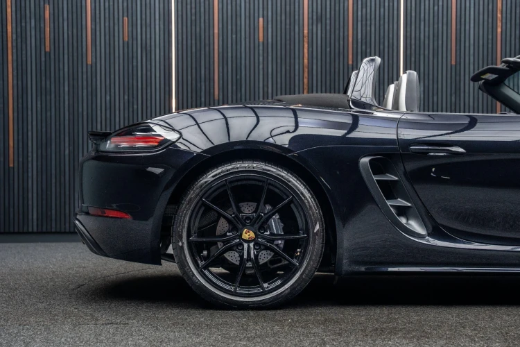 Vehicle Image 21