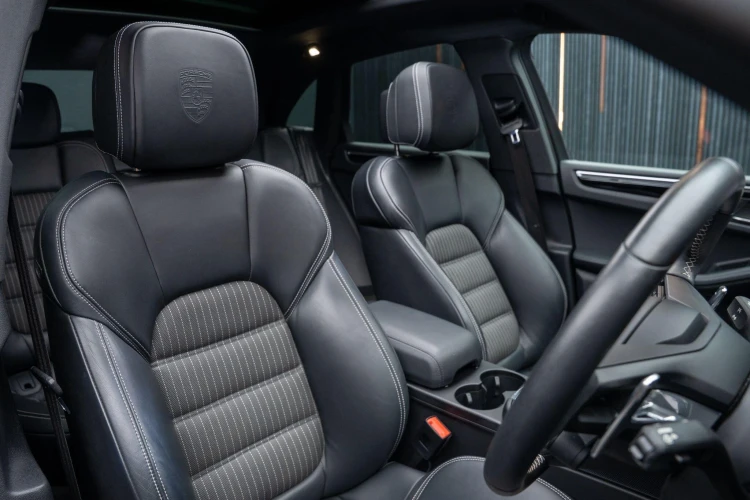 Vehicle Image 12