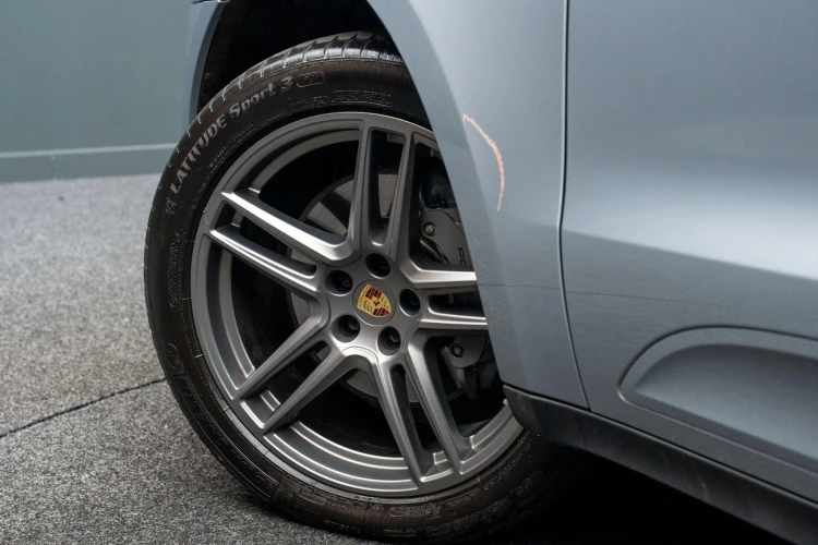 Vehicle Image 13