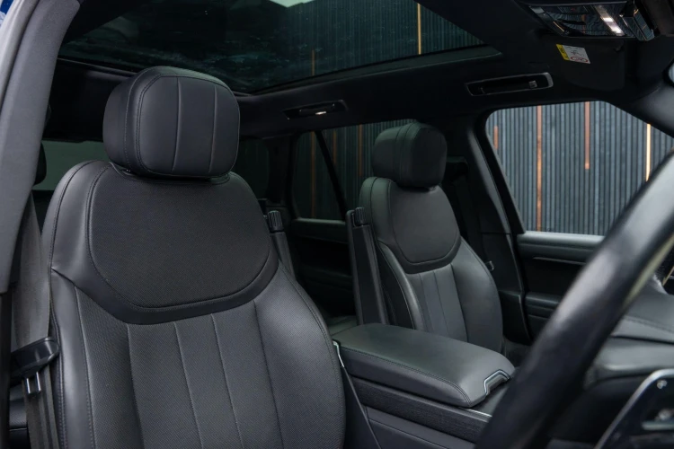 Vehicle Image 12