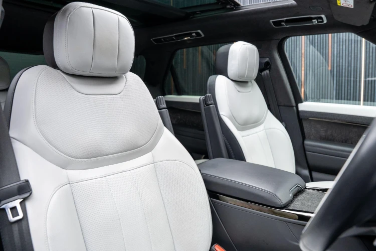 Vehicle Image 12