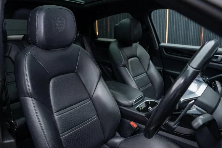 Vehicle Image 12