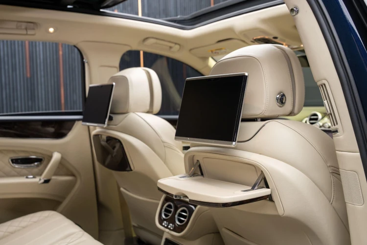 Vehicle Image 12