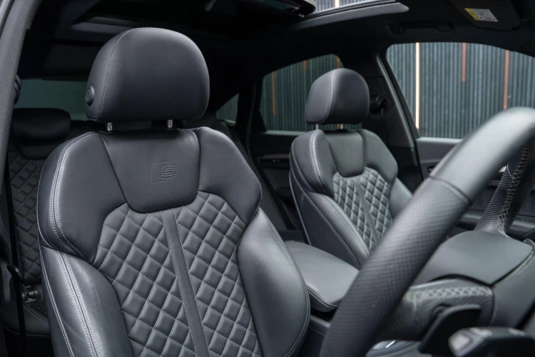 Vehicle Image 12