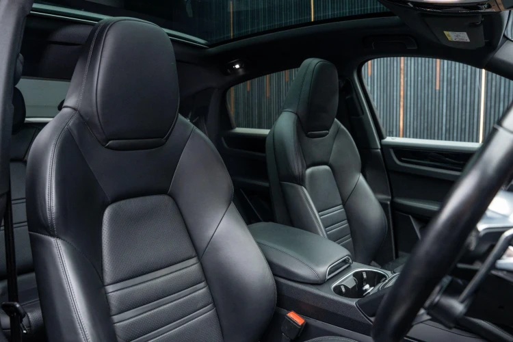 Vehicle Image 12