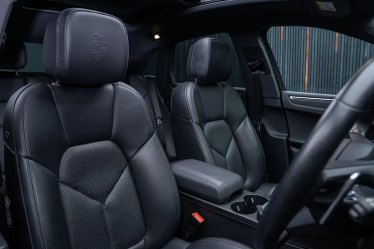 Vehicle Image 12