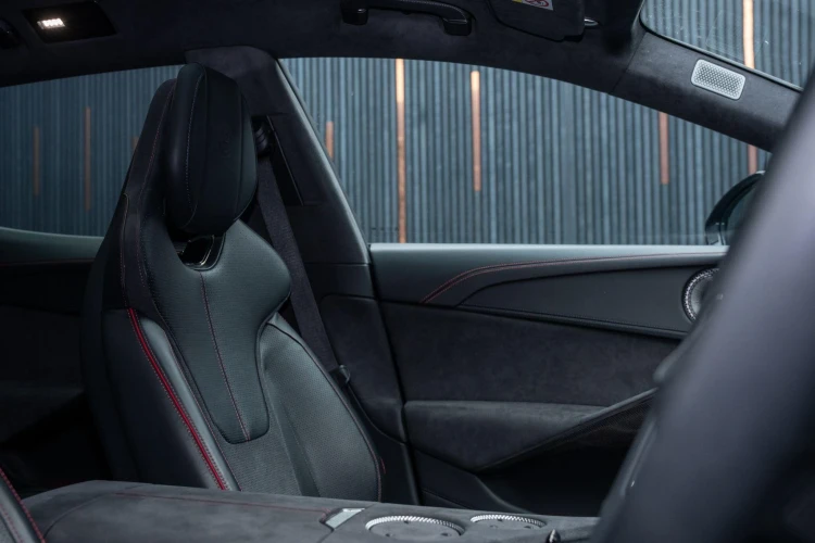 Vehicle Image 32