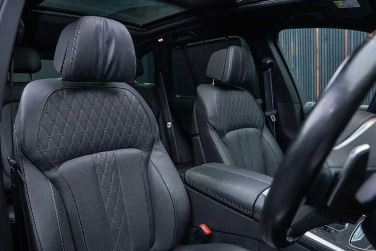 Vehicle Image 12