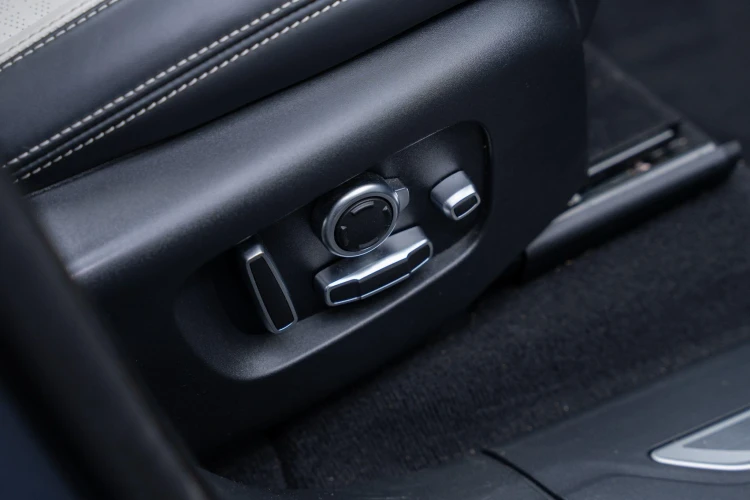 Vehicle Image 30