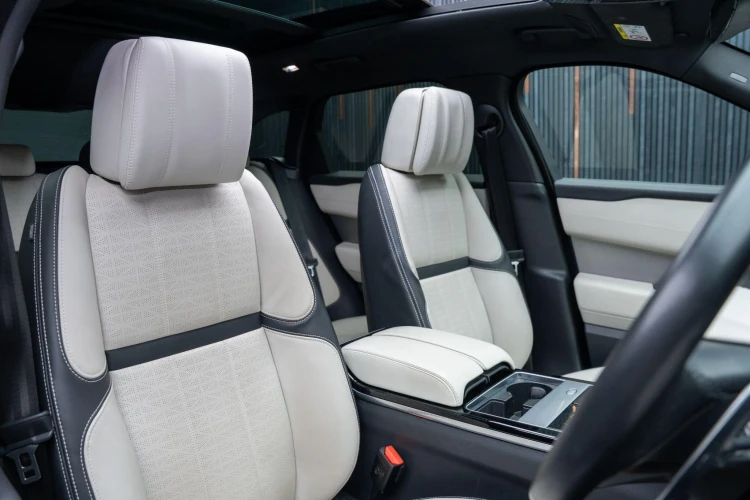 Vehicle Image 12