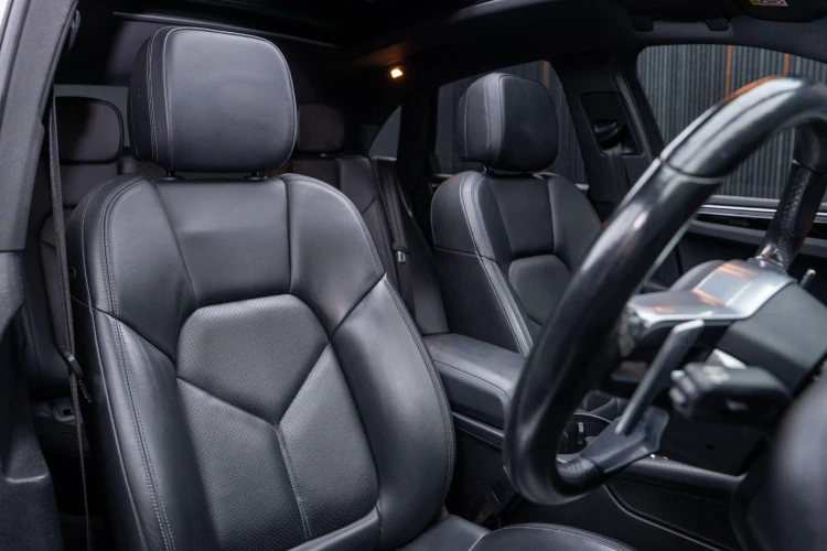 Vehicle Image 12