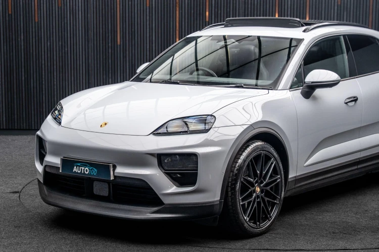 Vehicle Image 16