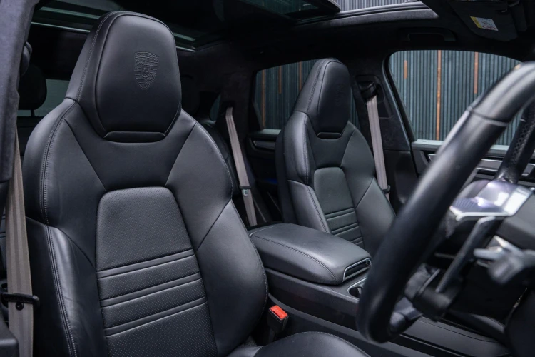 Vehicle Image 12