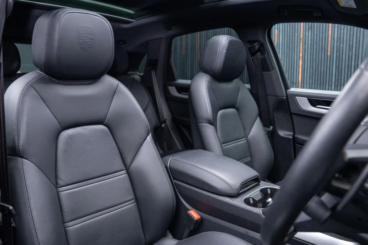 Vehicle Image 12