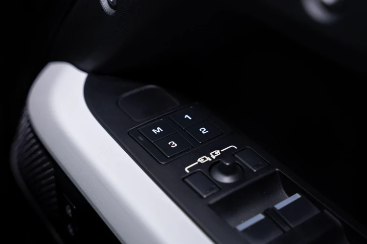 Vehicle Image 25