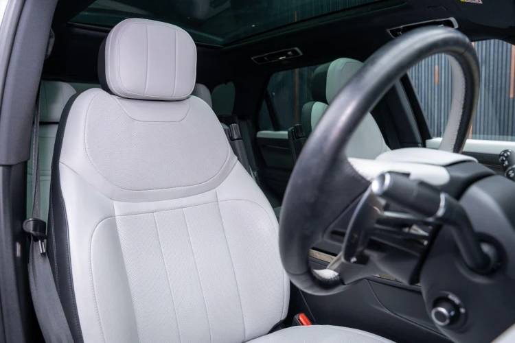 Vehicle Image 12