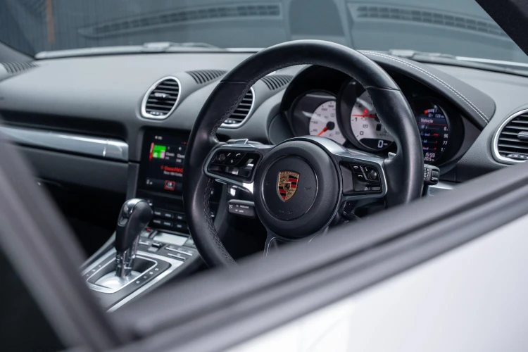 Vehicle Image 9