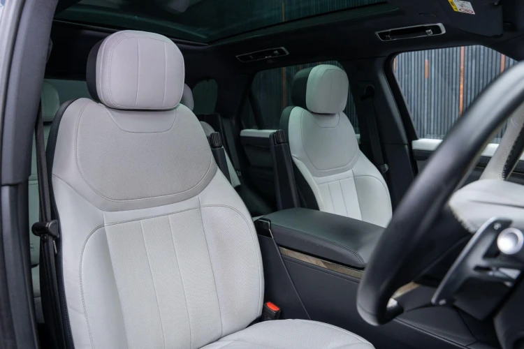 Vehicle Image 12