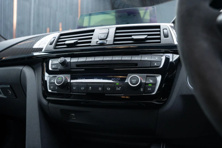 Vehicle Image 32