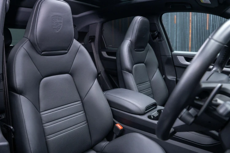 Vehicle Image 12