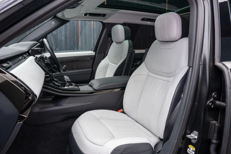 Vehicle Image 12