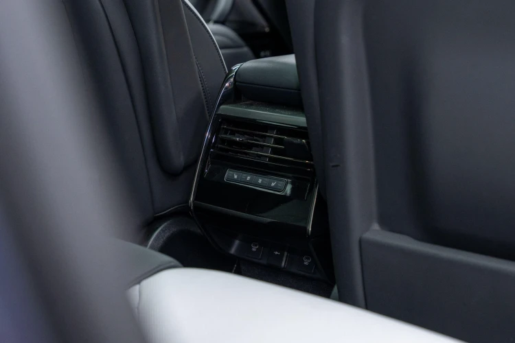 Vehicle Image 37